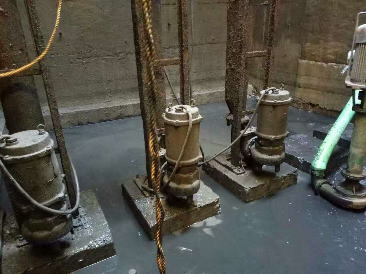 雅星镇污水池清理