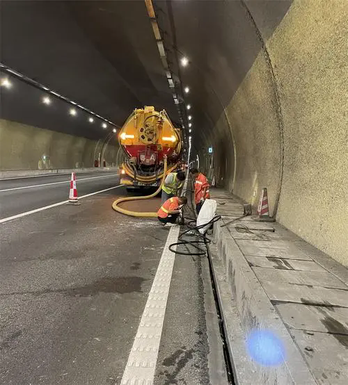 雅星镇隧道排水渠清淤